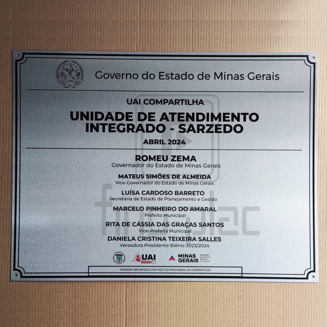 Placa de inauguração com acabamentos sofisticados