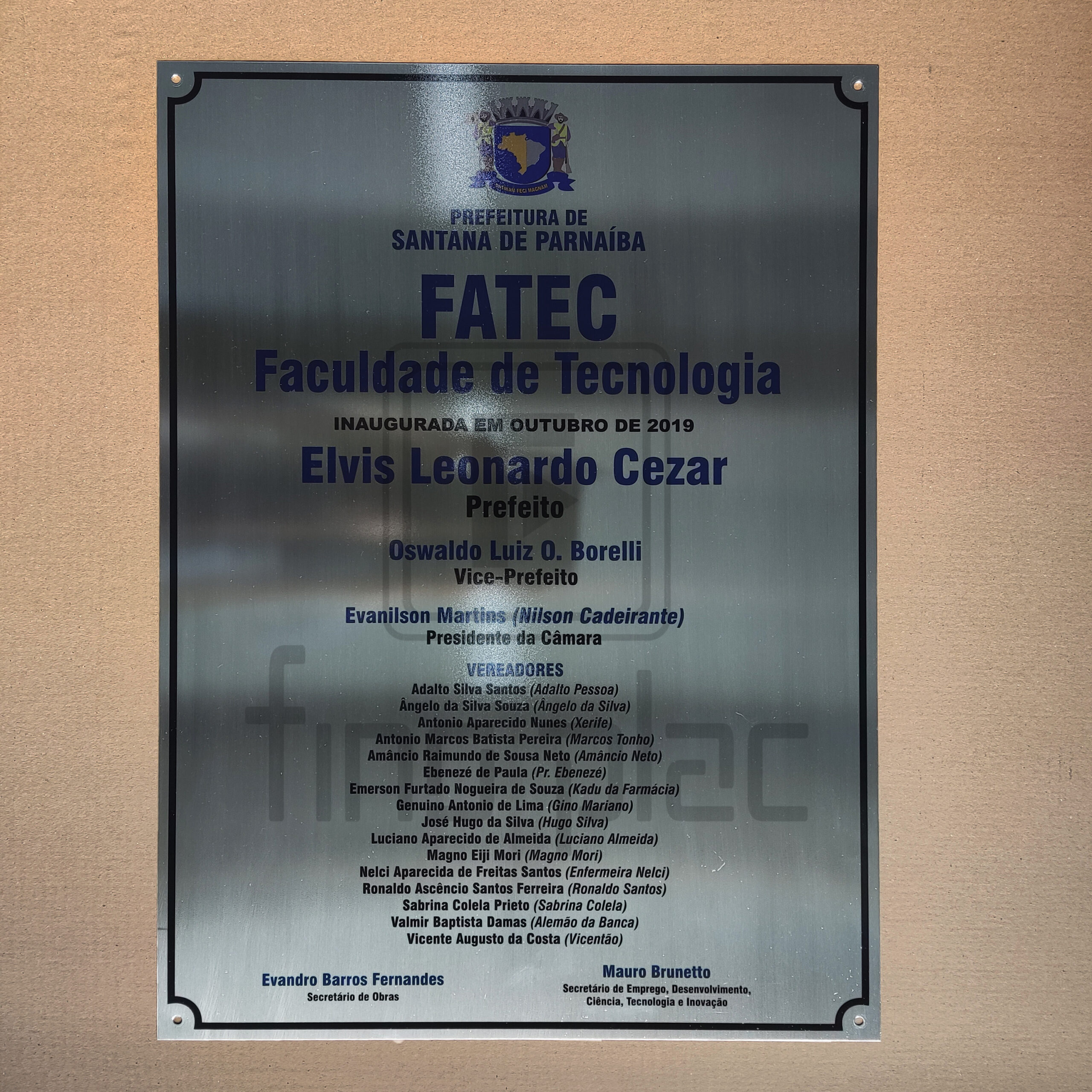 Placa de inauguração com acabamentos sofisticados