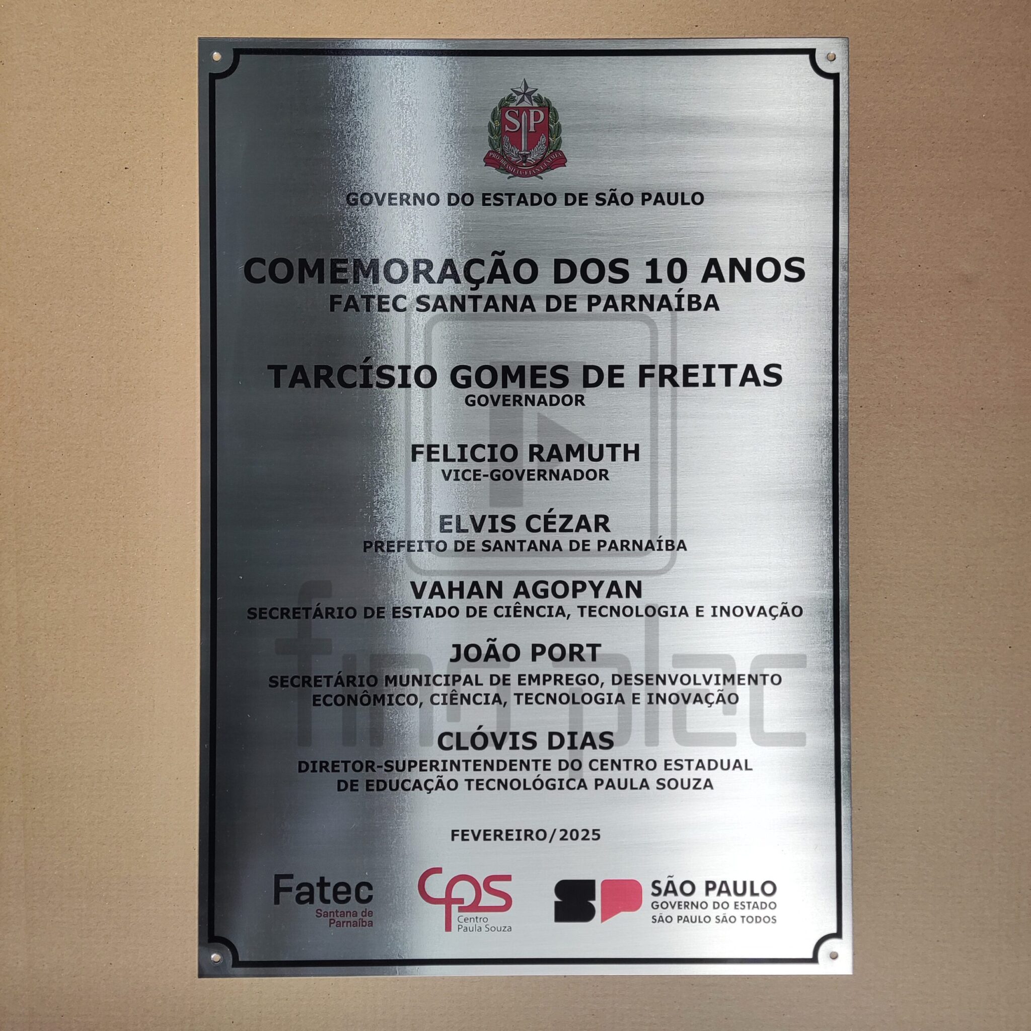 Placa de inauguração com acabamentos sofisticados