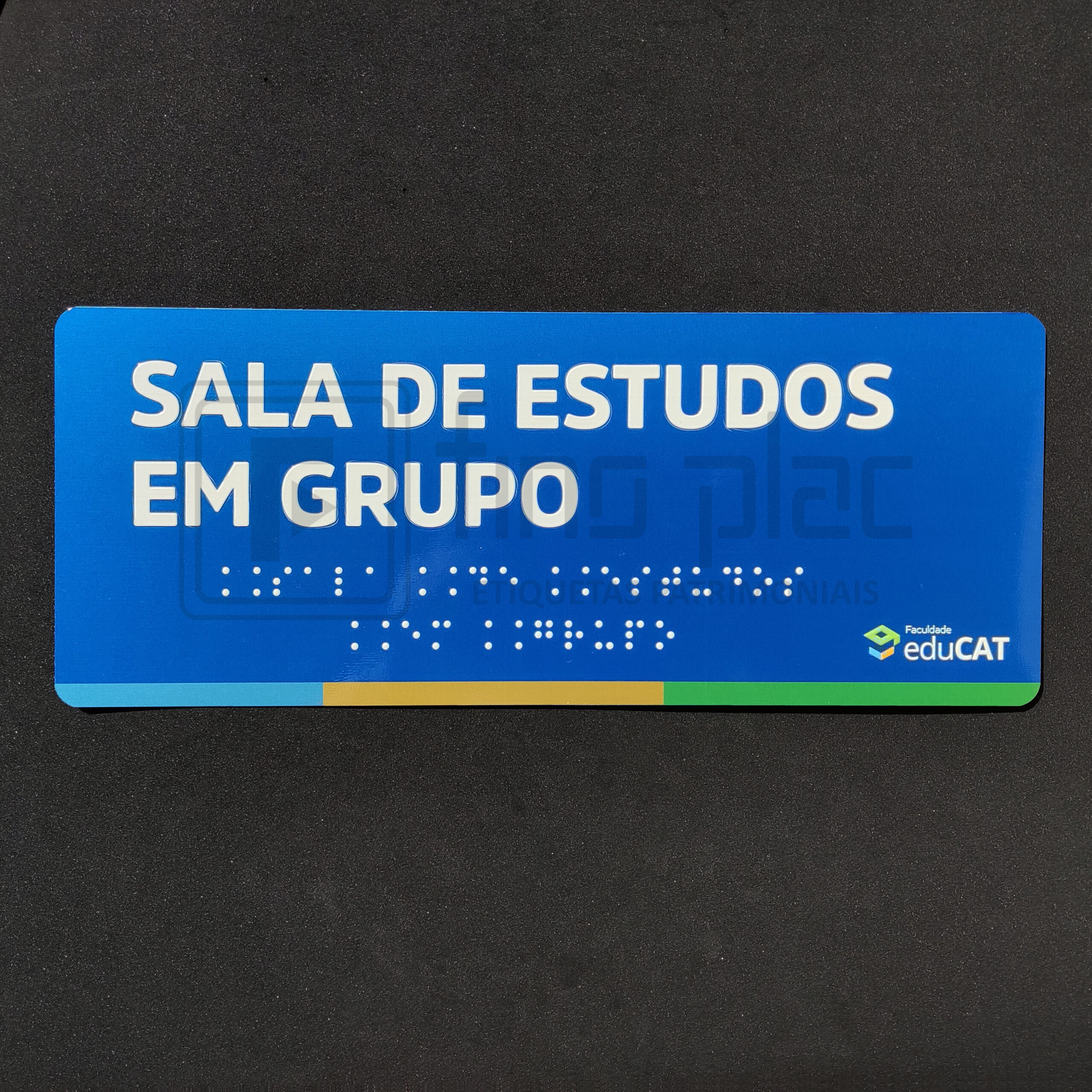 Placas de sinalização em braile para portas, corredores, elevadores, banheiros e áreas comuns