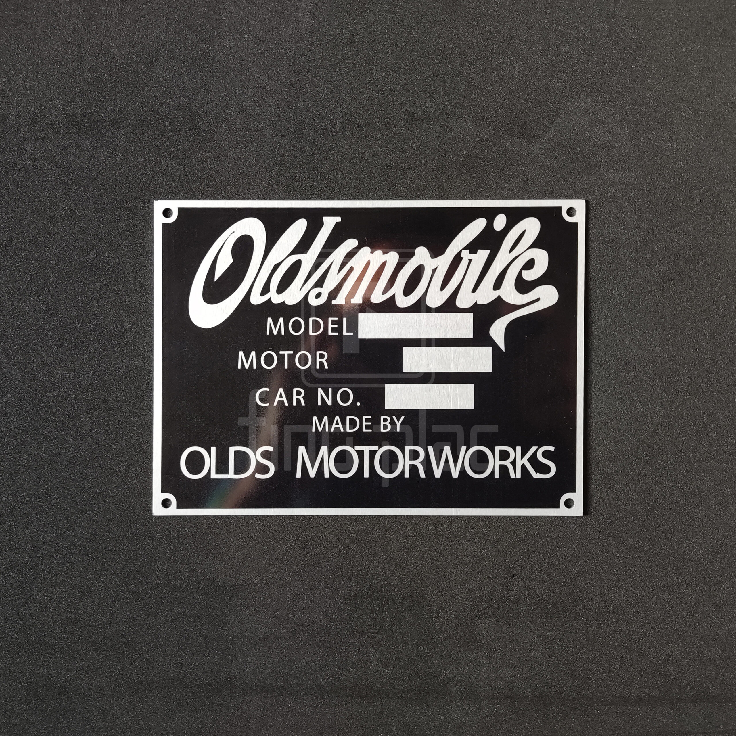 Placas para máquinas com número de série, voltagem, capacidade, normas técnicas de segurança, lote, fabricação e manutenção