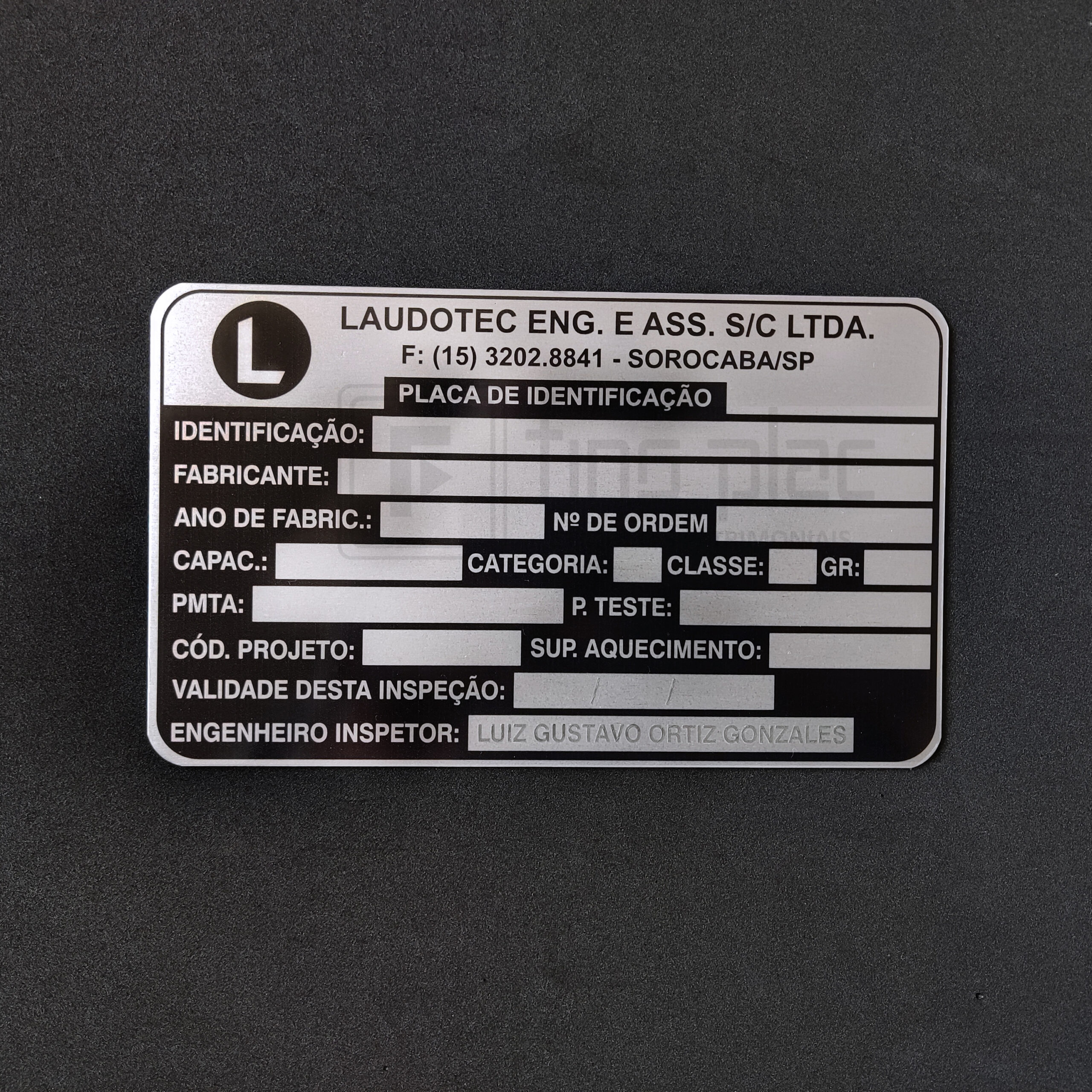 Placas para máquinas com número de série, voltagem, capacidade, normas técnicas de segurança, lote, fabricação e manutenção