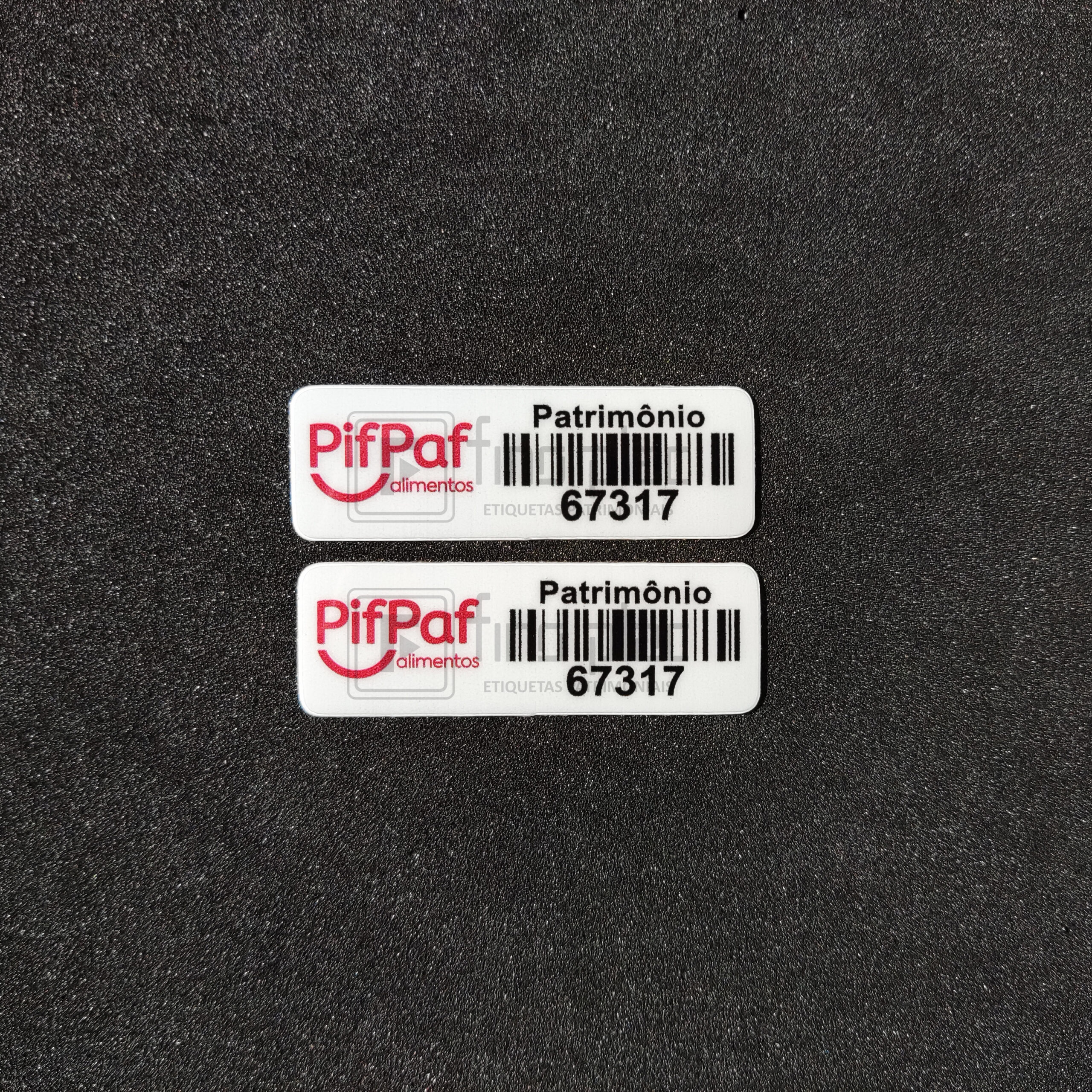 As etiquetas em policarbonato ou flextag, são muito resistentes, não desbotam e nem descascam, podem ser feitas em qualquer tamanho e cores