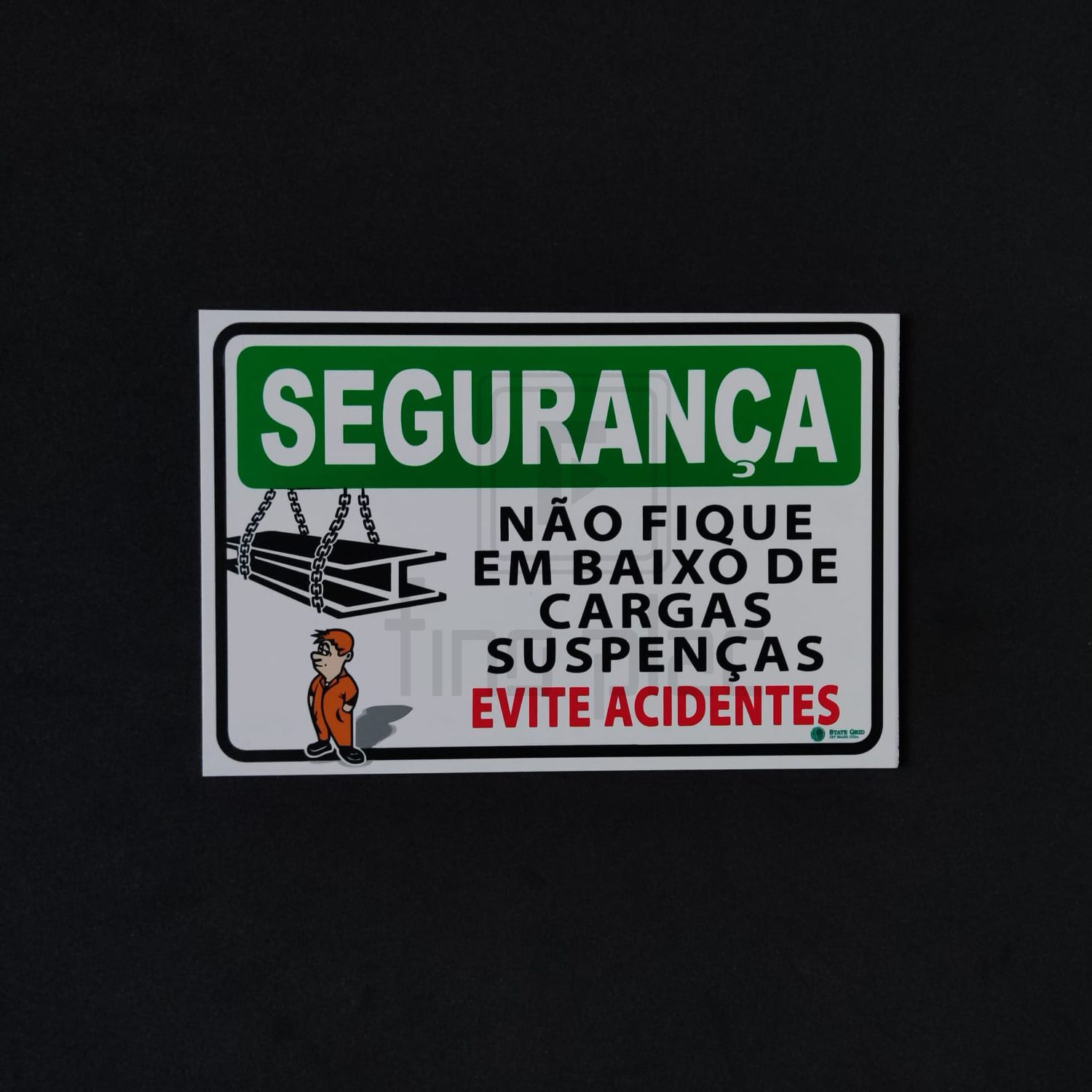 Placas de segurança visam orientar as pessoas em situações de emergência e instruir quanto aos procedimentos mais seguros a serem adotados
