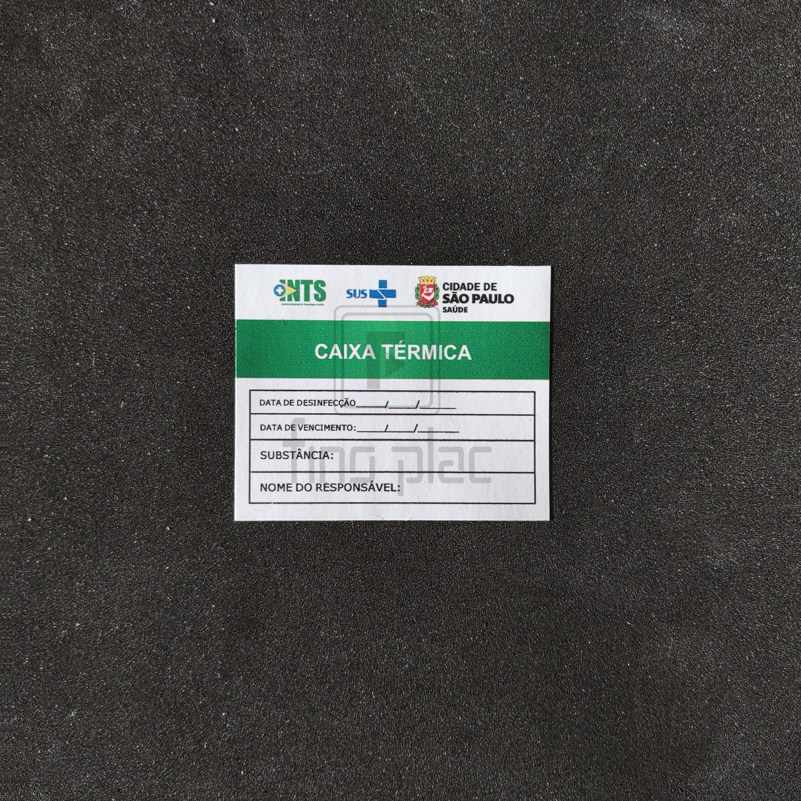 A etiqueta em vinil é resistente a rasgos, arranhões, sol, chuva e variação de temperatura, usada em sinalização e identificação de produtos