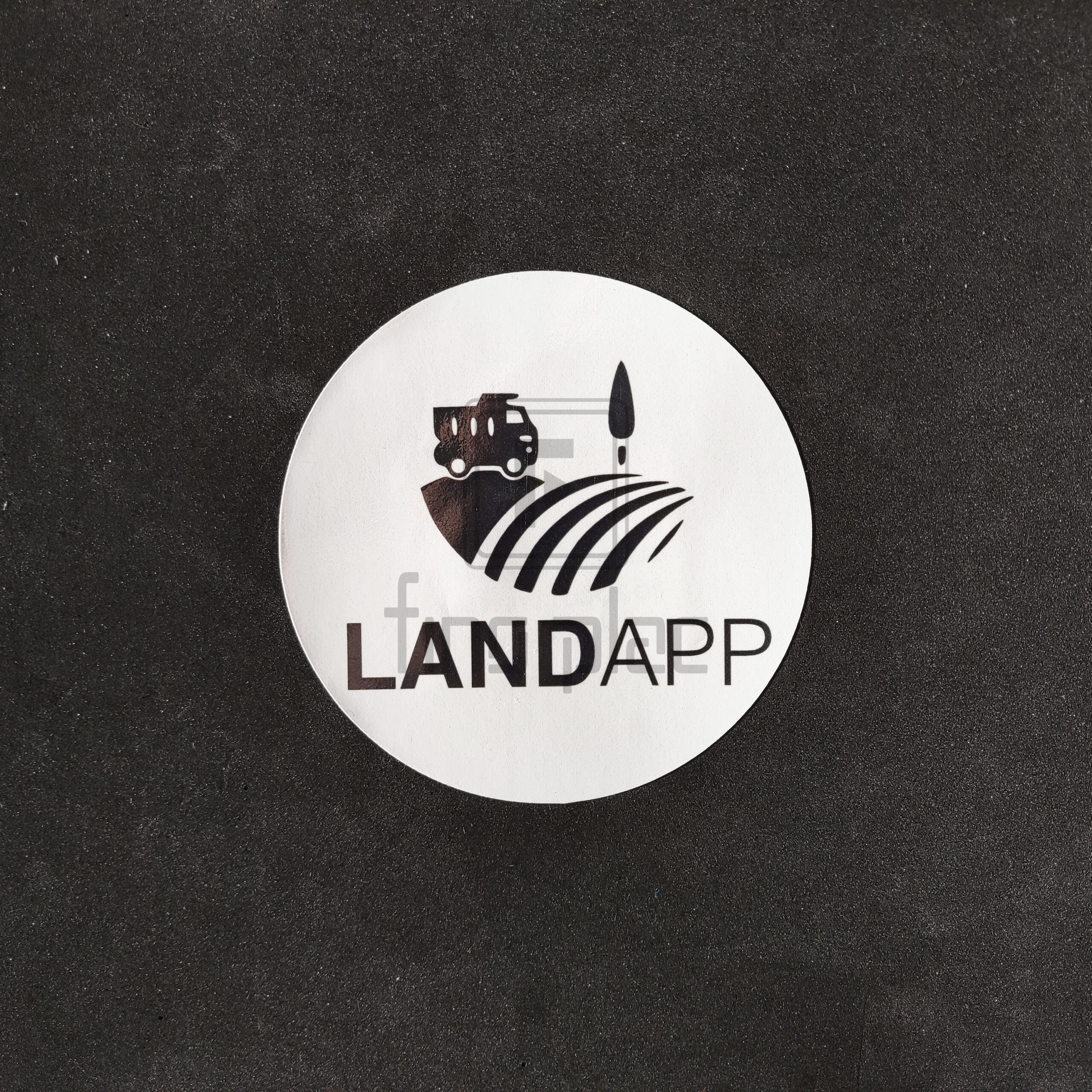 A etiqueta em vinil é resistente a rasgos, arranhões, sol, chuva e variação de temperatura, usada em sinalização e identificação de produtos