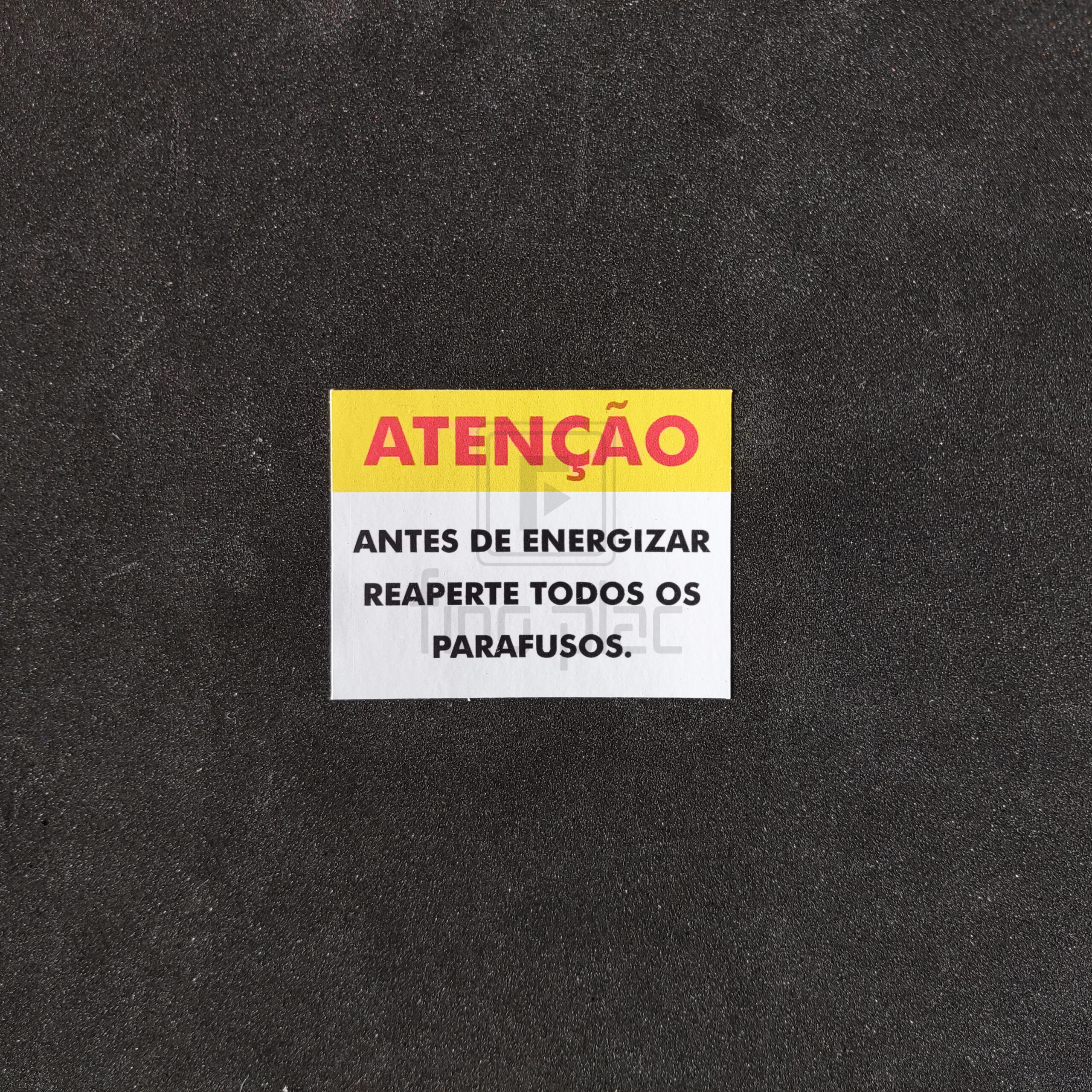 A etiqueta em vinil é resistente a rasgos, arranhões, sol, chuva e variação de temperatura, usada em sinalização e identificação de produtos