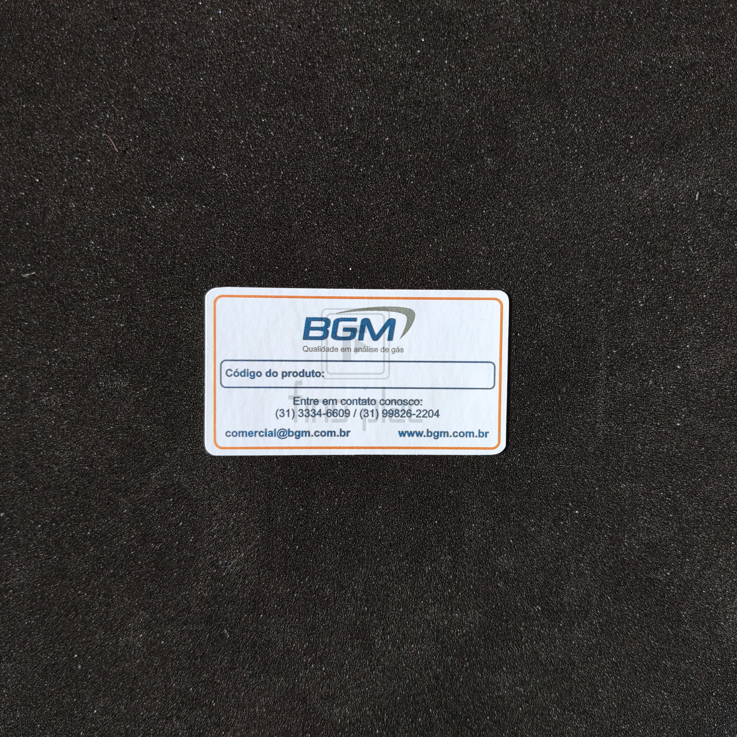 A etiqueta em vinil é resistente a rasgos, arranhões, sol, chuva e variação de temperatura, usada em sinalização e identificação de produtos