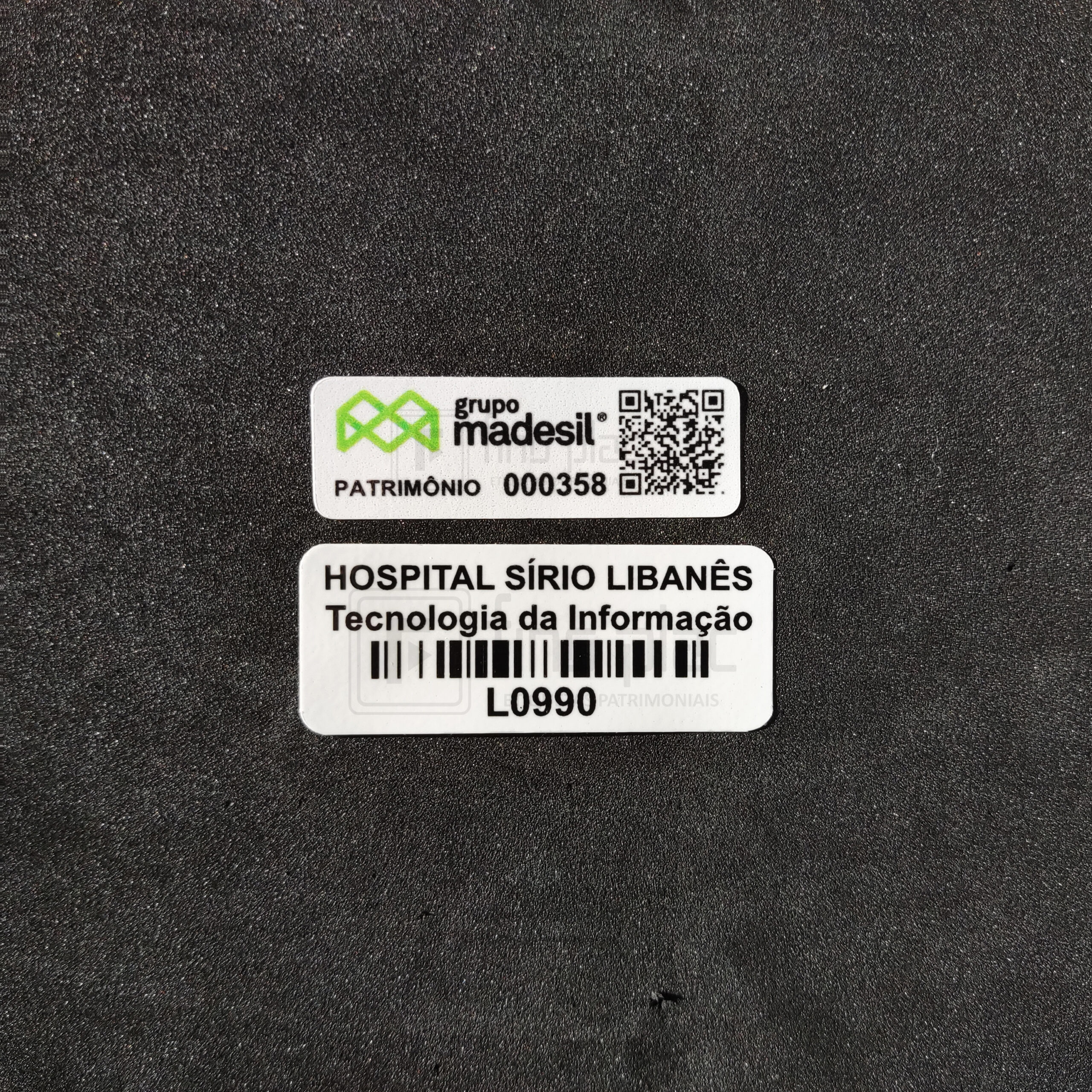 A etiqueta em vinil é resistente a rasgos, arranhões, sol, chuva e variação de temperatura, usada em sinalização e identificação de produtos